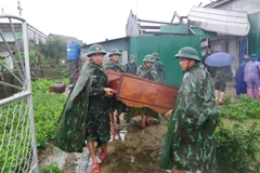 Các cán bộ, chiến sĩ Bộ Chỉ huy Quân sự tỉnh Hà Tĩnh giúp dân khắc phục hậu quả lốc xoáy