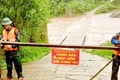 Mưa lớn, lũ sông Hồng lên cao