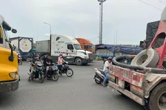 Giao thông tại vòng xoay Phú Hữu, trên đoạn đường Võ Chí Công và Nguyễn Duy Trinh (TP Thủ Đức, TPHCM). Ảnh: HOÀNG HÙNG 