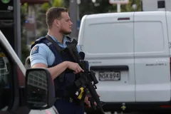 Một sĩ quan cảnh sát đứng gác sau vụ xả súng ở Auckland, New Zealand vào ngày 20-7 - Ảnh: REUTERS