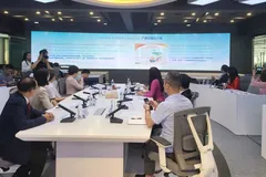 Đoàn báo chí Việt Nam đang nghe giới thiệu về Nhật báo Quảng Tây