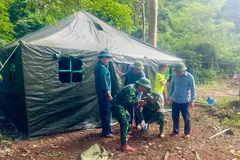 Dựng 30 nhà bạt tạm cho vùng lũ xã biên giới Nhôn Mai