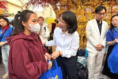 Phó Chủ tịch UBND TPHCM Trần Thị Diệu Thúy tiễn người lao động về quê trên "Chuyến xe mùa xuân" năm 2025