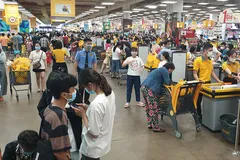 Khách hàng mua sắm tại E-mart (Q.Gò Vấp) dịp lễ 30-4 vừa qua - Ảnh: N.TRÍ