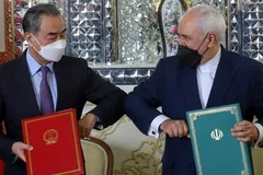  Bộ trưởng Ngoại giao Trung Quốc Vương Nghị và người đồng cấp Iran, Mohammad Javad Zarif, đã ký thỏa thuận hợp tác vào cuối tháng 3. Ảnh: Reuters