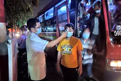 Kiểm tra y tế hành khách đi ngang qua Đồng Nai. Ảnh: SƠN ĐỊNH