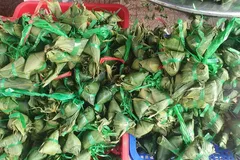 Giá bánh ú nước tro tăng mạnh, lên đến 100.000 đồng/chục nhưng vẫn hút khách. Ảnh: H.M