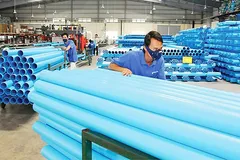Giá nguyên liệu nhựa nhập khẩu tăng cao khiến DN choáng váng trong bối cảnh sức mua đang đi xuống. Ảnh: Báo hải quan.