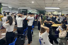 Cơ quan điều tra kiểm tra văn phòng Công ty TNHH MTV ANT Group có cả trăm nhân viên tại quận Cầu Giấy, Hà Nội. Ảnh: Công an Hải Phòng