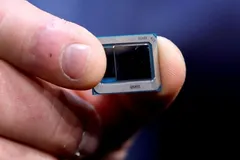 Một chip Intel Tiger Lake được trưng bày tại CES 2020 ở Las Vegas. Ảnh: Reuters.