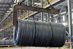 So với cao điểm tăng giá tháng 5, mỗi tấn thép đã giảm khoảng 2 triệu đồng. Ảnh: VOV