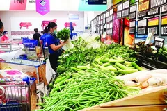 Hàng hóa về nhiều tại Co.opmart Trường Chinh. Ảnh: Lạc Phong