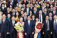 Thủ tướng Phạm Minh Chính chụp ảnh lưu niệm cùng các đại biểu nữ doanh nhân trong cuộc gặp mặt doanh nhân ngày 12-10.