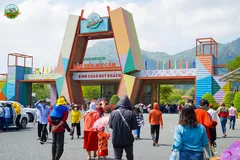 Rộn ràng hè ở núi Cấm