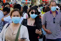 Từ “không cần đeo khẩu trang” tới bước ngoặt chiến lược trong cuộc chiến chống dịch COVID-19 ở Mỹ