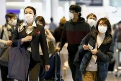 Hành khách tại sân bay Narita, gần Tokyo, Nhật Bản. (Ảnh: Kyodo/TTXVN)