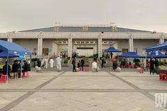 Vì sao Vũ Hán có 2.500 người chết vì COVID-19 nhưng dân xếp hàng nhận cả chục nghìn bình cốt?
