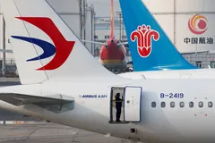 Một nhân viên mặt đất vệ sinh một chiếc máy bay chở khách đang đỗ của China Eastern Airlines tại Sân bay Quốc tế Thủ đô Bắc Kinh vào tháng 3. © Reuters