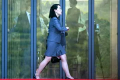 Kim Yo Jong đang đi bộ tại làng đình chiến Panmunjom bên trong khu phi quân sự ngăn cách hai miền Triều Tiên vào tháng 4 năm 2018. © Reuters