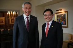 Thủ tướng Lý Hiển Long (trái) và phó thủ tướng Heng Swee Keat (phải) Ảnh: MARK CHEONG