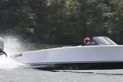 Chiếc thuyền Vision Marine Bruce 22 chạy bằng động cơ E-Motion có khả năng đạt tốc độ 49 dặm/ giờ. Ảnh: AP.