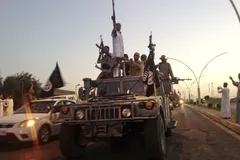  Các chiến binh IS diễu hành trên một chiếc xe bọc thép do lực lượng an ninh Iraq điều động vào năm 2014. Ảnh: AP