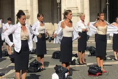Tiếp viên hàng không ở Italy cởi đồng phục để phản đối hãng mới
