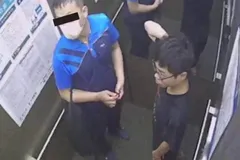 Hsia (trái) và 'Tiểu' Lai bên trong thang máy của tòa nhà chung cư vào buổi sáng Lai được tìm thấy bị chết bên ngoài tòa nhà.