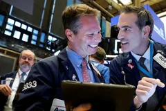 S&P 500 tiếp đà leo đỉnh 6 phiên liền, Giá dầu nối dài đà tăng