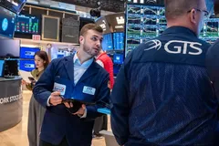 Dow Jones giảm hơn 150 điểm vào đầu tuần; Dầu tăng hơn 1.5%