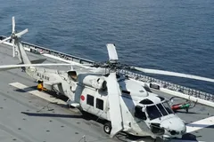Một máy bay trực thăng chống ngầm SH-60K đậu trên sàn đáp của tàu sân bay trực thăng JS Izumo (DDH-183) của Lực lượng Phòng vệ Hàng hải Nhật Bản (JMSDF) ngoài khơi bờ biển Brunei vào ngày 26 tháng 6 năm 2019. (Emily Wang, File/AP Photo )