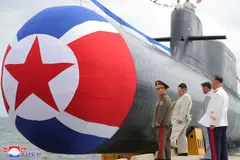 Nhà lãnh đạo Triều Tiên Kim Jong Un tham dự sự kiện mà truyền thông nhà nước đưa tin là lễ hạ thủy tàu ngầm tấn công hạt nhân chiến thuật mới ở Triều Tiên, trong bức ảnh do Hãng thông tấn Trung ương Triều Tiên (KCNA) công bố vào ngày 8/9/2023.