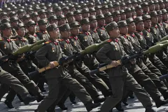 Binh lính Triều Tiên diễu hành trong cuộc duyệt binh quân sự lớn tại Quảng trường Kim Nhật Thành 15/4/2012. 