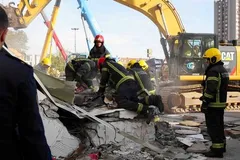 Sụp mái nhà ga xe lửa, ít nhất 13 người thiệt mạng