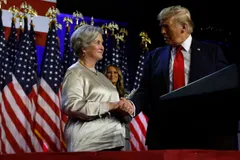 Ứng cử viên tổng thống đảng Cộng hòa và cựu Tổng thống Hoa Kỳ Donald Trump khen ngợi cố vấn cấp cao trong chiến dịch tranh cử của mình là Susie Wiles tại sự kiện đêm bầu cử ở Trung tâm Hội nghị Palm Beach ngày 6/11/2024, tại West Palm Beach, Florida. (Chip Somodevilla/Tribune News Service)