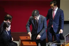 Nghị sĩ Kwon Seong-dong, lãnh đạo đảng PPP cầm quyền, bỏ phiếu về kiến nghị luận tội Tổng thống Yoon chiều 14/12. Ảnh: Yonhap