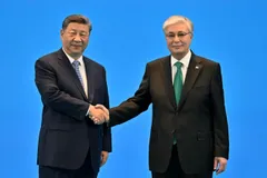 Tổng thống Kazakhstan Kassym-Jomart Tokayev chào đón Chủ tịch Trung Quốc Tập Cận Bình tại Astana. 