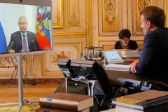 Tổng thống Pháp Emmanuel Macron trò chuyện với Tổng thống Nga Vladimir Putin trong cuộc họp trực tuyến tại Điện Elysee ở Paris, Pháp, ngày 26-6-2020.