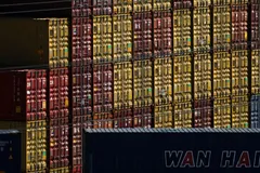 Các container nằm tại cảng Los Angeles, California, ngày 8-7