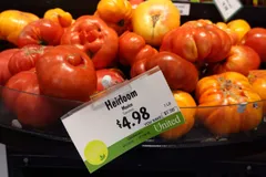 Cà chua từ Mexico được trưng bày trên kệ hàng tạp hóa ở San Anselmo, California, ngày 14-7.