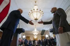 Tổng thống Donald Trump (trái) và Thủ tướng Ấn Độ Narendra Modi bắt tay nhau khi kết thúc cuộc họp báo chung tại Nhà Trắng ngày 13-2.