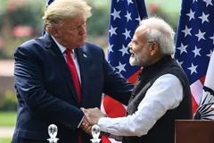 Trump bắt tay Modi trong cuộc họp báo chung tại Hyderabad House ở New Delhi vào ngày 25 tháng 2 năm 2020. Hình ảnh Getty.