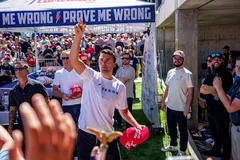 Nhà hoạt động cánh hữu và nhà bình luận Charlie Kirk đã bị bắn chết tại một sự kiện diễn thuyết của Đại học Utah Valley.