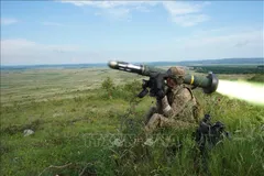 Binh sĩ Mỹ bắn tên lửa chống tăng Javelin trong cuộc tập trận tại Varpalota, Hungary. Ảnh tư liệu: TTXVN