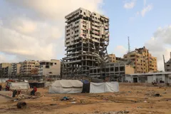 Người dân Palestine di tản ngồi cạnh lều trại trong cuộc tấn công quân sự của Israel tại Gaza, ngày 5-10.