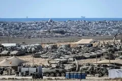 Xe tăng và xe quân sự của Israel được triển khai tuần tra dọc theo khu vực biên giới, ngày 14-10.
