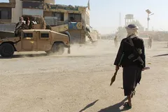 Các chiến binh Taliban Afghanistan tuần tra gần biên giới Afghanistan-Pakistan tại Spin Boldak, tỉnh Kandahar, ngày 15-10.