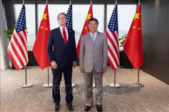 Trưởng phái đoàn Trung Quốc Hà Lập Phong (phải) và Trưởng phái đoàn Mỹ Scott Bessent chụp ảnh chung trước cuộc tham vấn kinh tế và thương mại song phương ở Kuala Lumpur, Malaysia ngày 25-10. Ảnh: THX/TTXVN