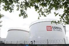 Các bể chứa dầu của công ty Lukoil tại Brussels, Bỉ. Ảnh: TTXVN