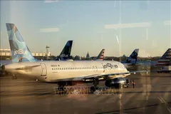 Máy bay của hãng hàng không JetBlue tại sân bay quốc gia Ronald Reagan Washington ở Arlington, Virginia, Mỹ. Ảnh tư liệu: TTXVN